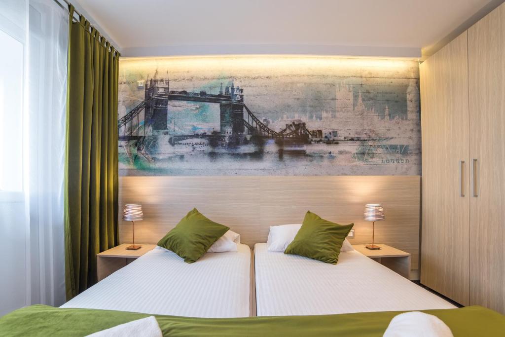 圖茲拉的住宿－特諾格拉德酒店，一间卧室设有两张床,墙上挂着一幅画