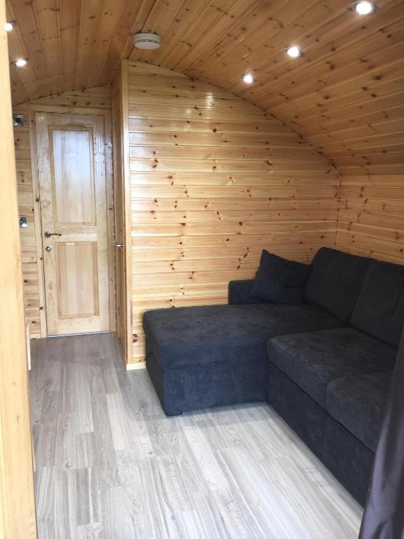 Posezení v ubytování Greencraig Pods