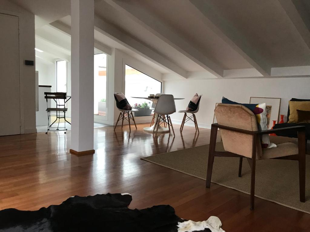 ein Wohnzimmer mit Stühlen und einem Tisch in der Unterkunft Le Terrazze in Vicenza