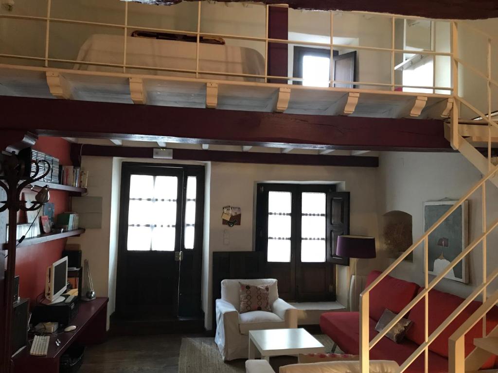 salon z łóżkiem piętrowym na poddaszu w obiekcie Apartamento loft la casa de las Pajaritas w mieście Pasarón