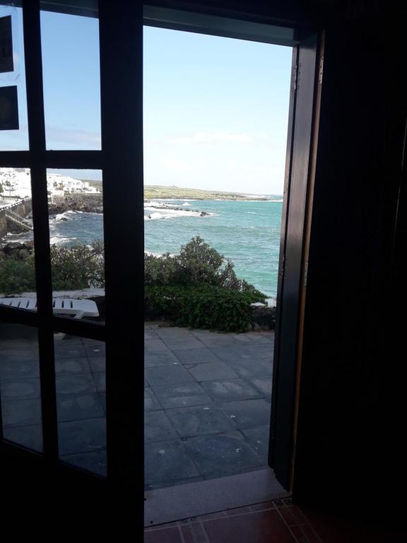 an open door with a view of the ocean at Casa Costa Amanecer in Punta Mujeres