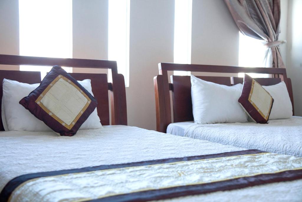 Postel nebo postele na pokoji v ubytování Hoang Thuy Sinh Hotel