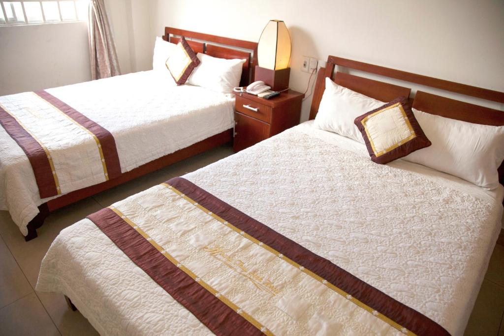 Postel nebo postele na pokoji v ubytování Hoang Thuy Sinh Hotel