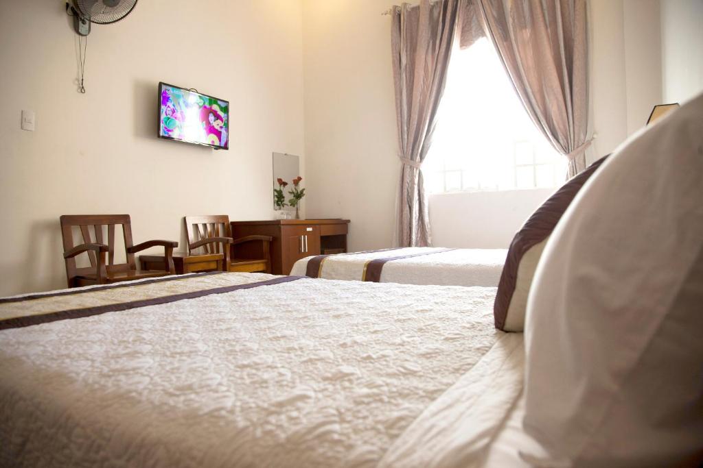 Postel nebo postele na pokoji v ubytování Hoang Thuy Sinh Hotel
