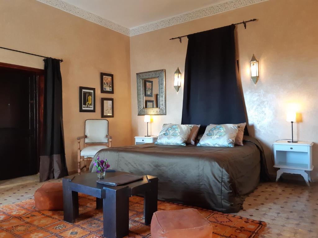 Una cama o camas en una habitación de Kasbah Tabelkoukt