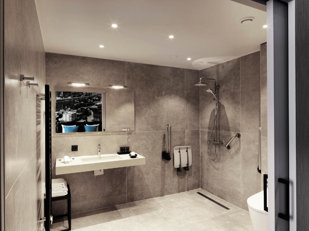 
Luxury Twin with Shower
