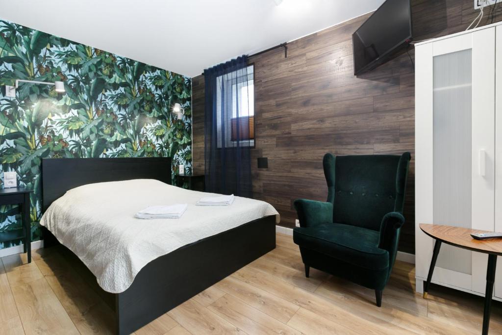 sypialnia z łóżkiem i krzesłem w obiekcie BE IN GDANSK Apartments - MARINA w Gdańsku