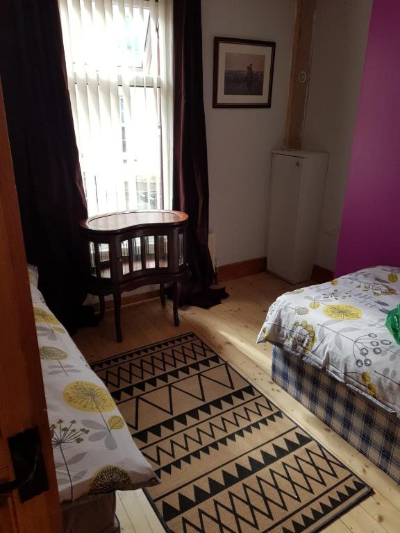 Postel nebo postele na pokoji v ubytování Derry City center townhouse