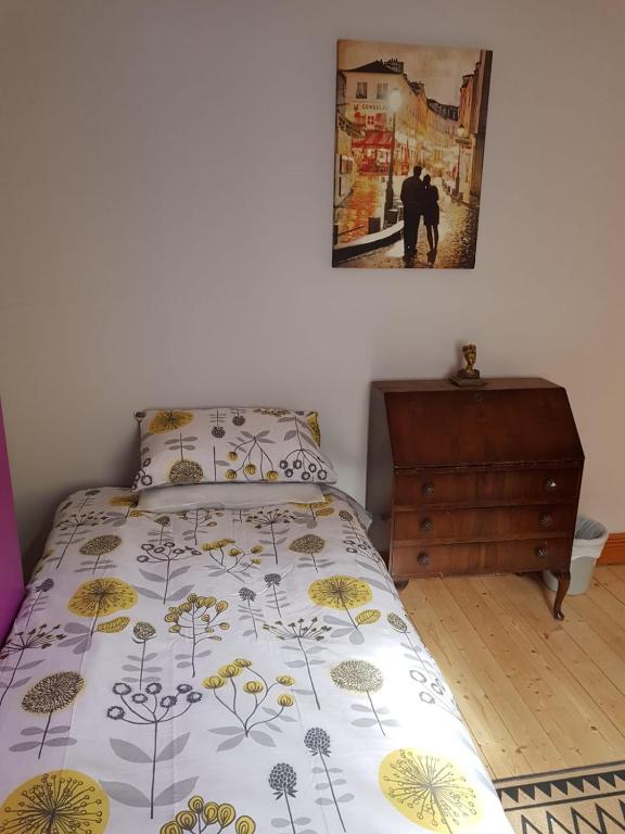 Postel nebo postele na pokoji v ubytování Derry City center townhouse