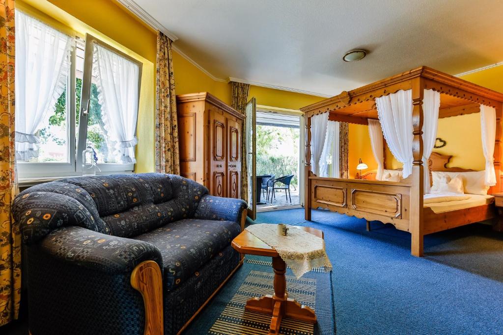 Postel nebo postele na pokoji v ubytování Hotel am Südwäldchen