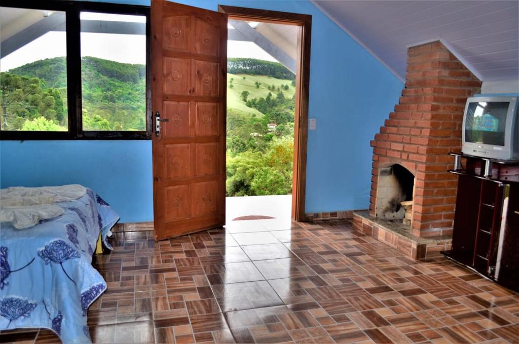 TV a/nebo společenská místnost v ubytování Chales Fazenda Cantinho do Selado