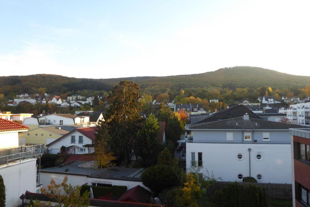 vista su una città con edifici e alberi di Ferienwohnung Bad Neuenahr Kurviertel a Bad Neuenahr-Ahrweiler