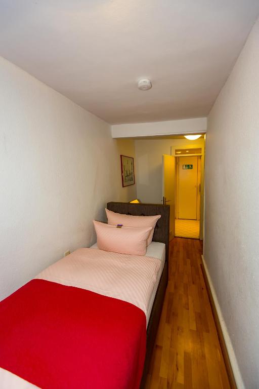 Postel nebo postele na pokoji v ubytování Hotel Goldener Falke