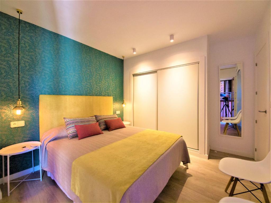 - une chambre avec un grand lit dans l'établissement Rambla Suite Estudio, à Alicante