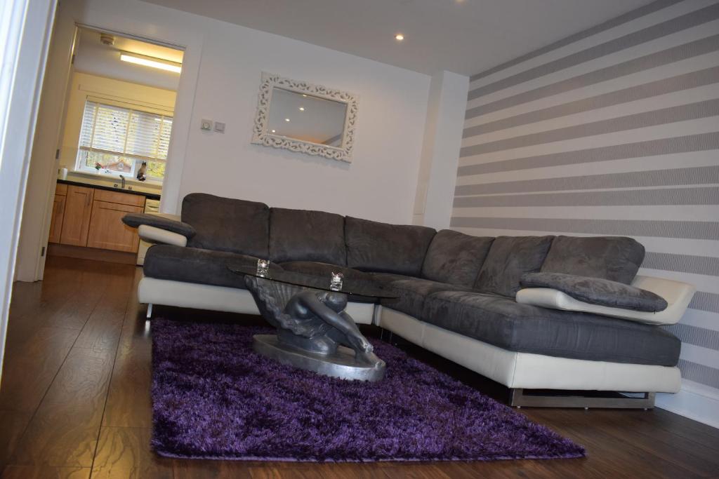 Silverburn new house with free parking and nice garden - Maison De Vacances