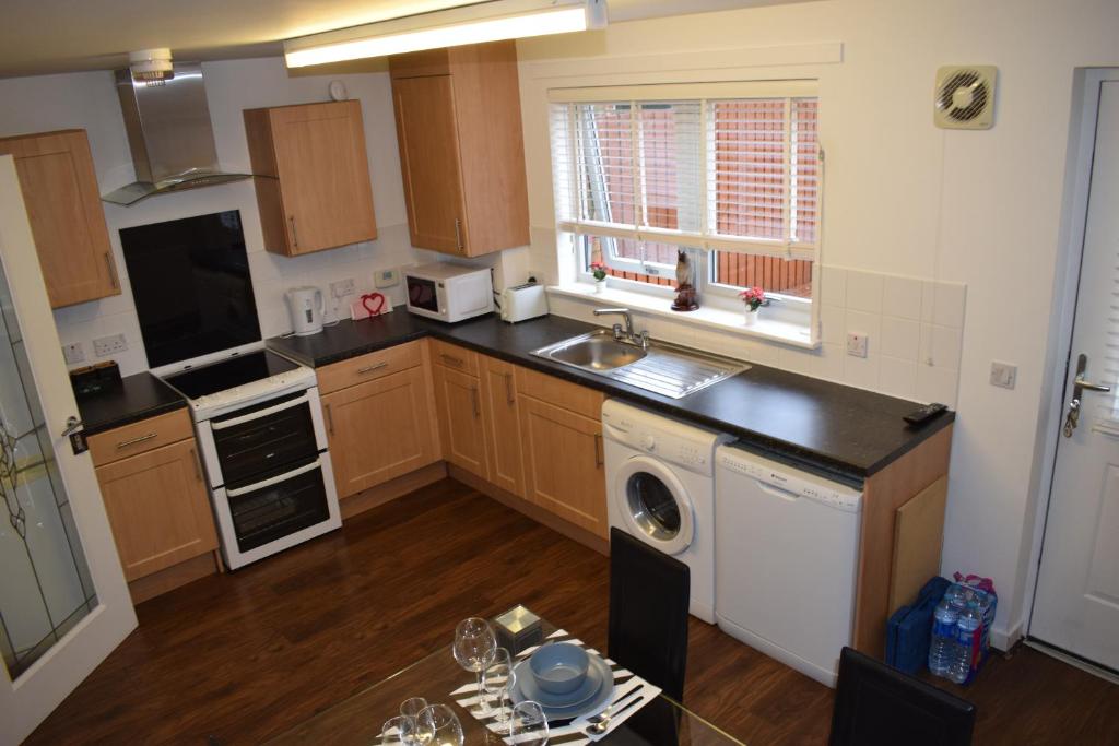 Silverburn new house with free parking and nice garden - 
