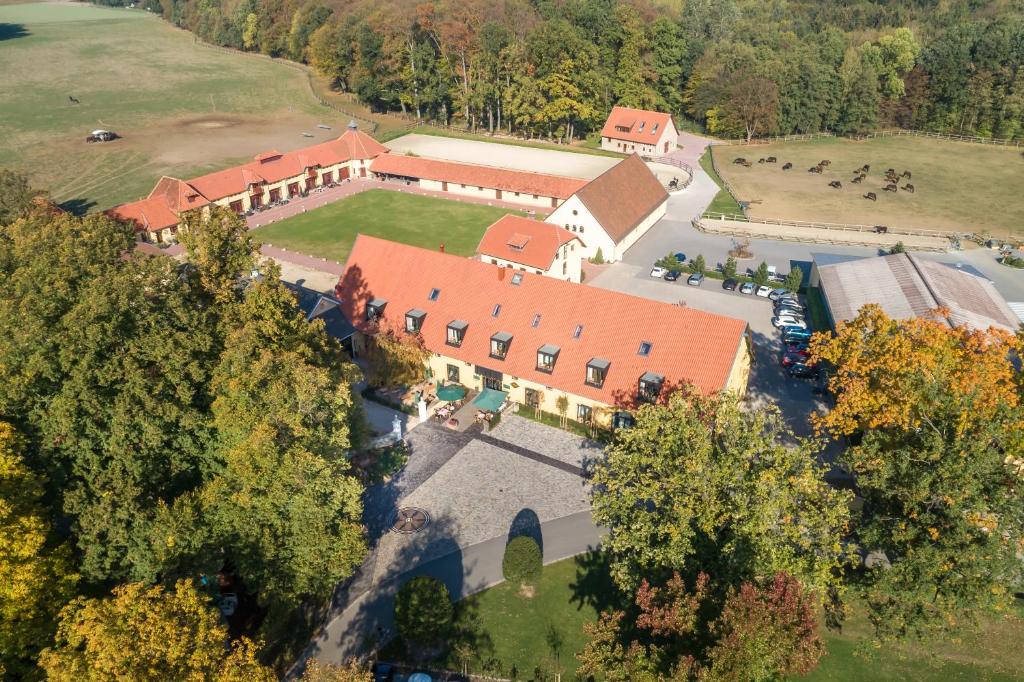 une vue aérienne sur un grand bâtiment avec toit orange dans l'établissement Hotel Rittergut Osthoff, à Georgsmarienhütte