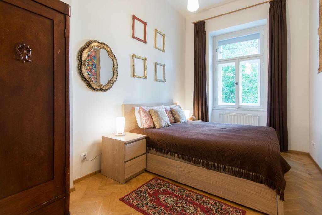 Postel nebo postele na pokoji v ubytování Victoria Design Stays - Apartment Slavojova