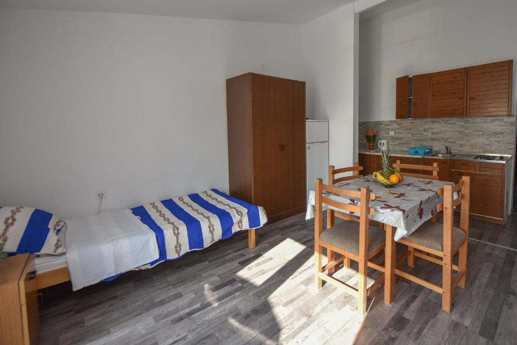 Postel nebo postele na pokoji v ubytování VAL apartmani, Stara Novalja