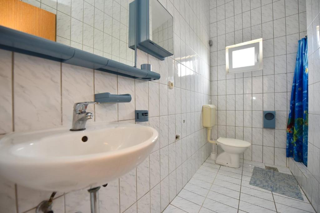 Koupelna v ubytování VAL apartmani, Stara Novalja