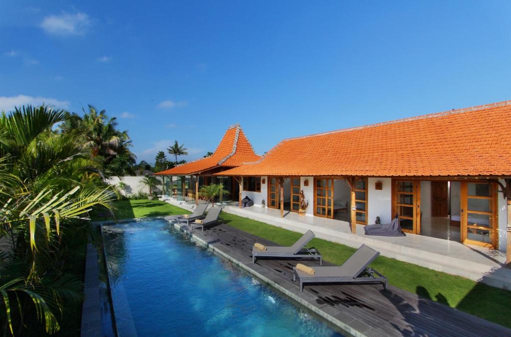 una vista aérea de una villa con piscina en Villa Daya, en Canggu