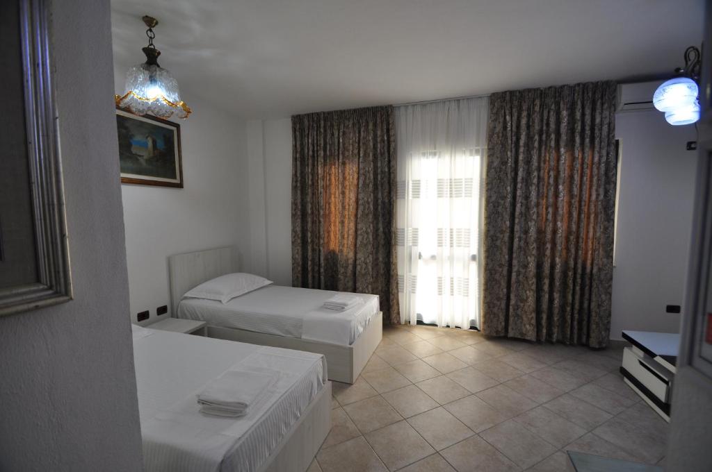 Postel nebo postele na pokoji v ubytování Aparthotel Shkodra