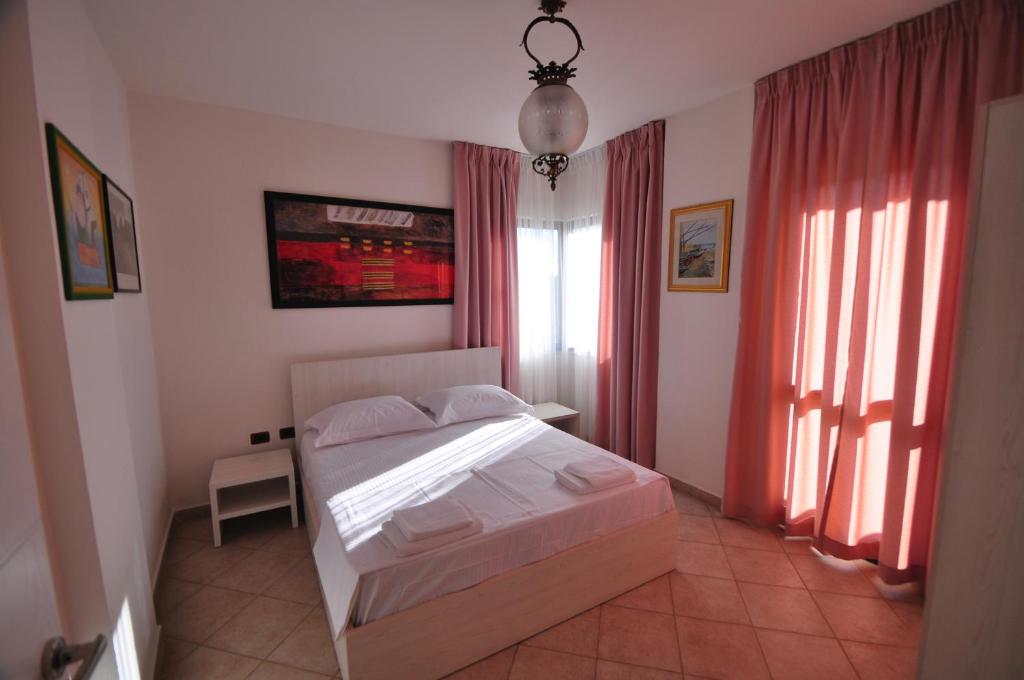 Postel nebo postele na pokoji v ubytování Aparthotel Shkodra