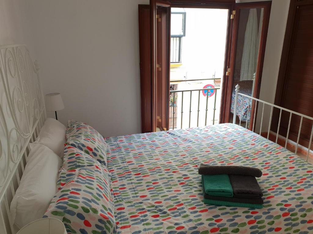 ein Schlafzimmer mit einem Bett mit einem Kissen darauf in der Unterkunft HISPALIS SAN LUIS in Sevilla