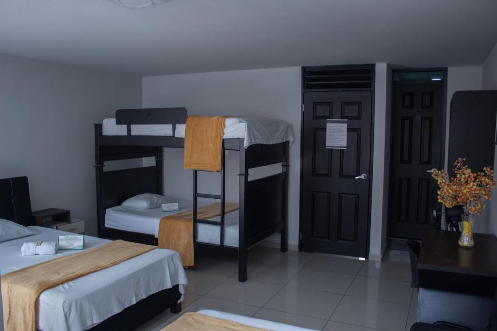 Postel nebo postele na pokoji v ubytování Hotel Escorial Ibagué