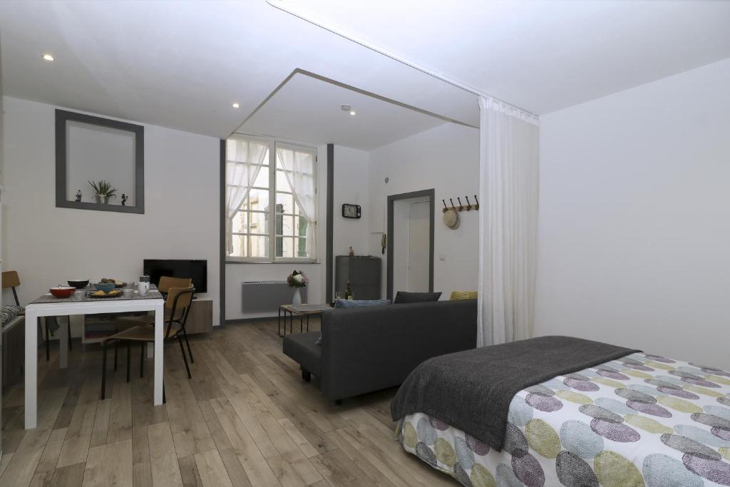 - une chambre avec un lit et une salle à manger dans l'établissement Cosy appartement Bayonne historique, à Bayonne