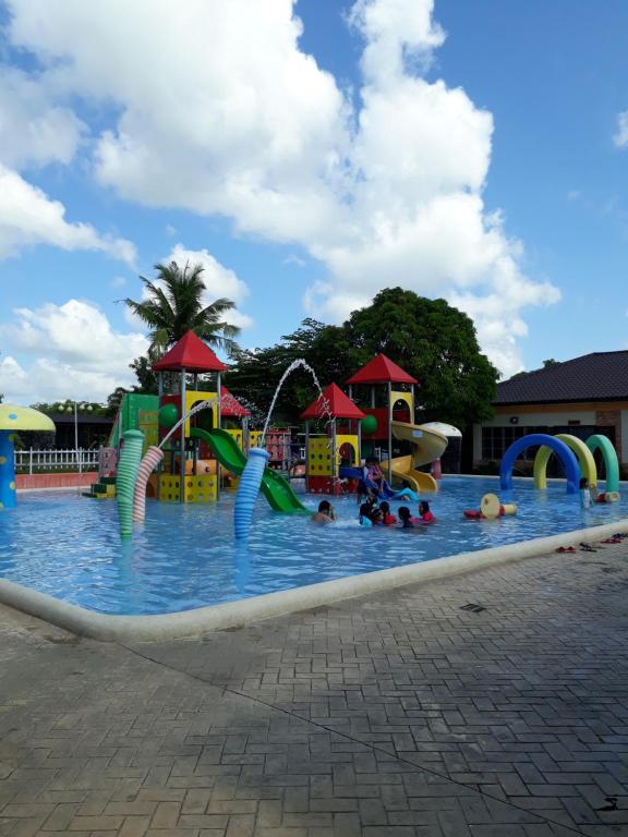 um grande parque aquático com pessoas a brincar nele em Sea Garden Resort Iloilo em Iloilo
