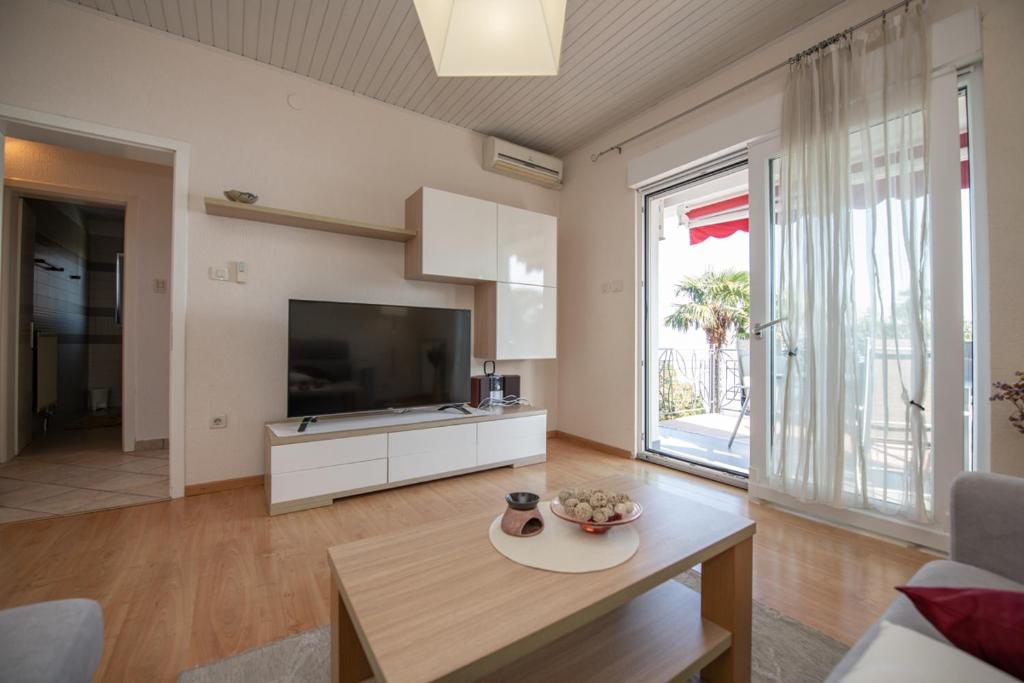 Telewizja i/lub zestaw kina domowego w obiekcie Villa Tomić Apartment Mia near the sea