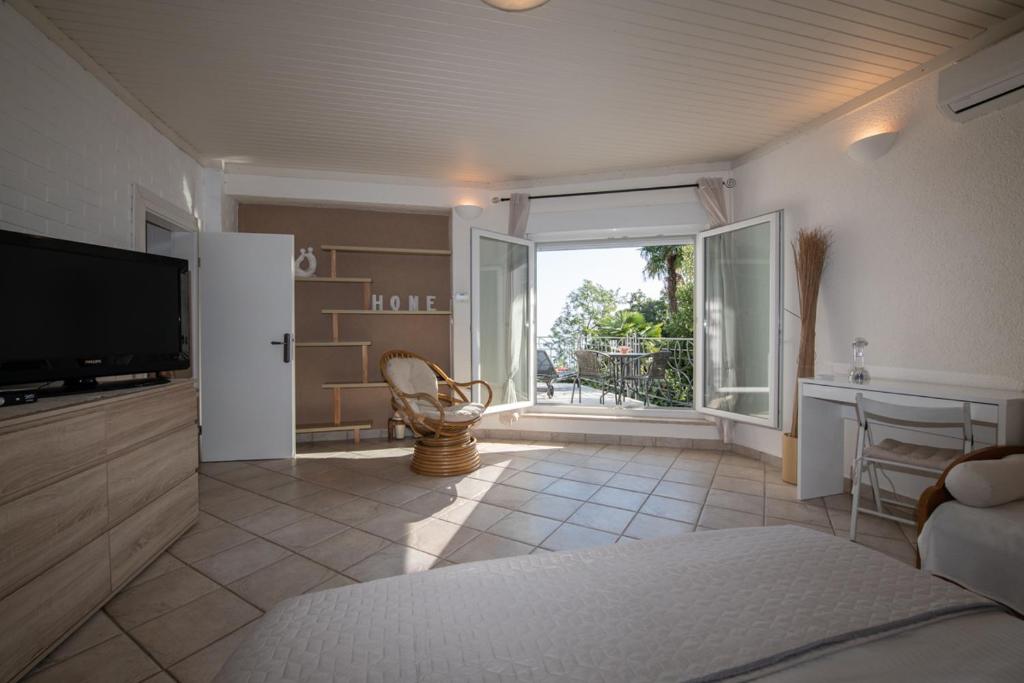 Telewizja i/lub zestaw kina domowego w obiekcie Villa Tomić Apartment Mia near the sea