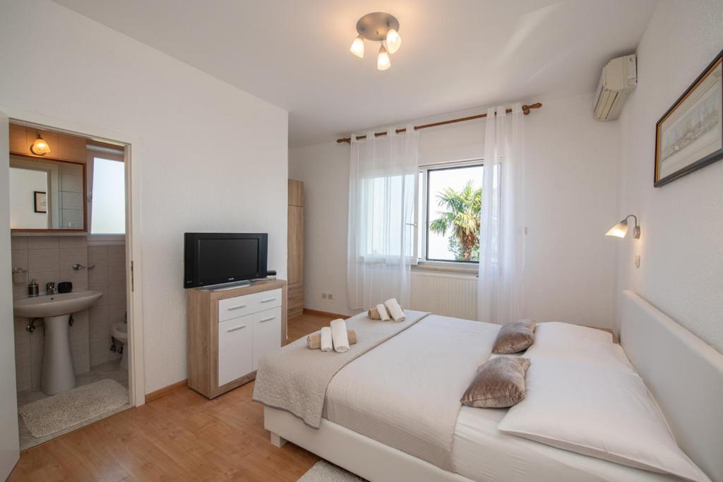 Łóżko lub łóżka w pokoju w obiekcie Villa Tomić Apartment Mia near the sea