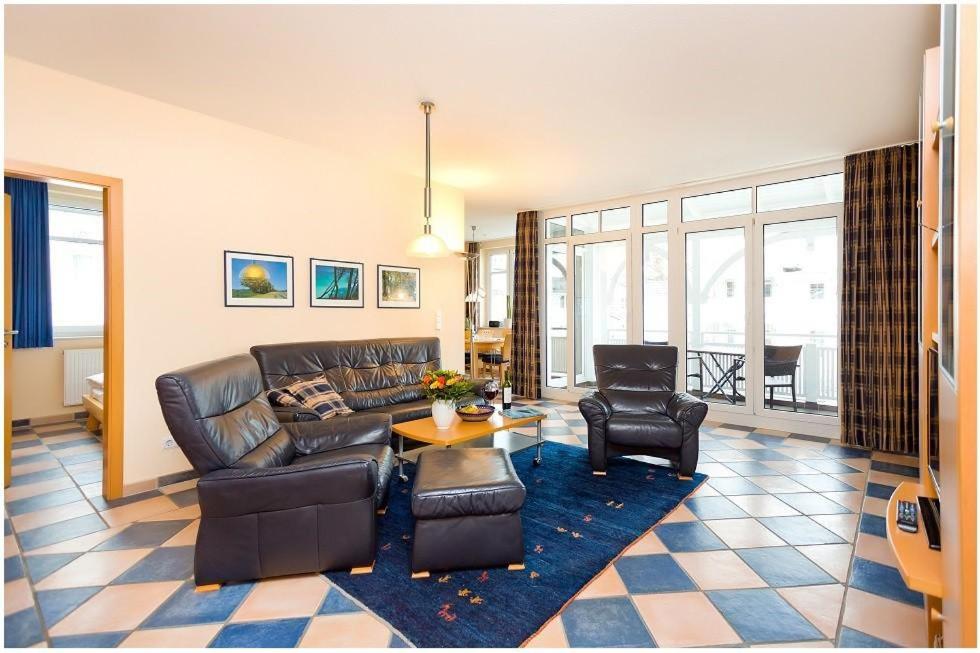- un salon avec un canapé, une table et des chaises dans l'établissement Villa Hildegard Appartement 7- Strand 200 Meter-Zentrum von Binz, à Binz