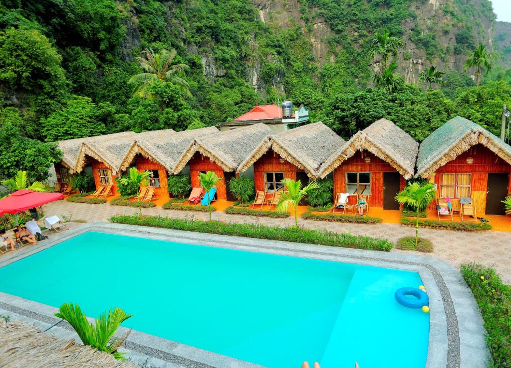 een afbeelding van een resort met een zwembad bij Tam Coc Valley Bungalow in Ninh Binh