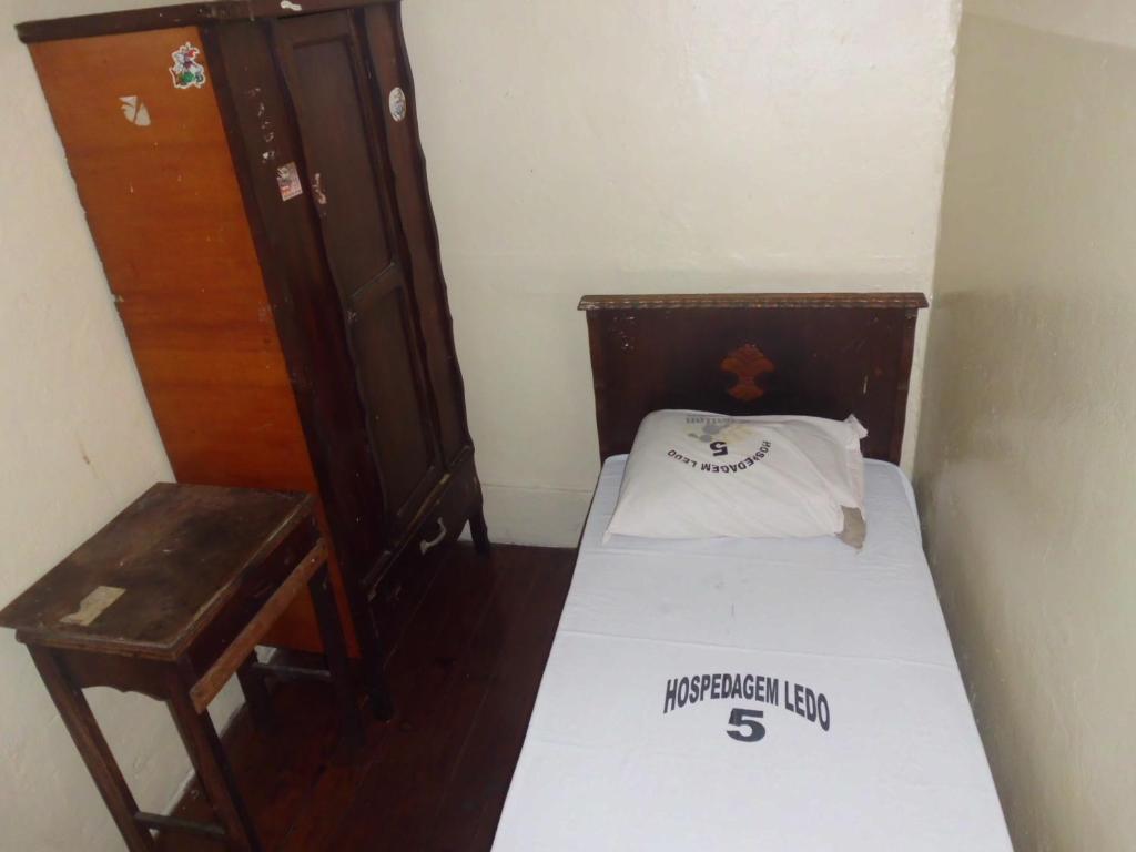 Una cama o camas en una habitación de Hospedagem Ledo