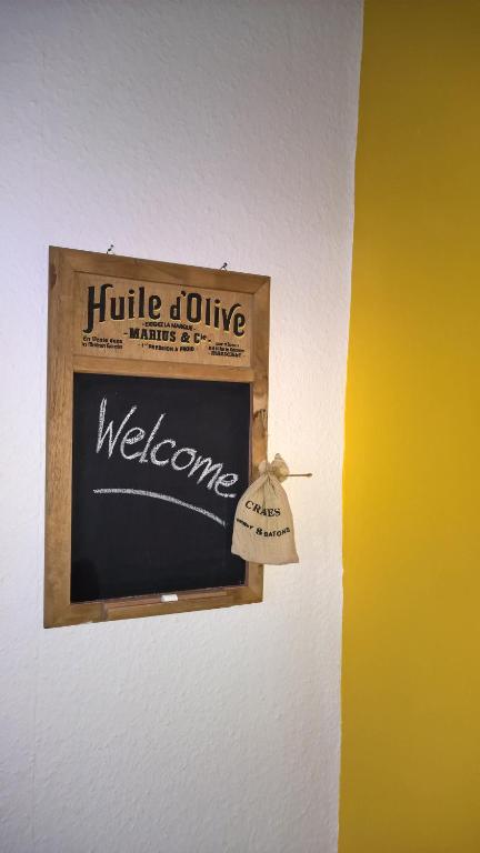 a chalkboard with a welcome sign on a wall at Ferienwohnung Schau ins Dorf in Ostercappeln