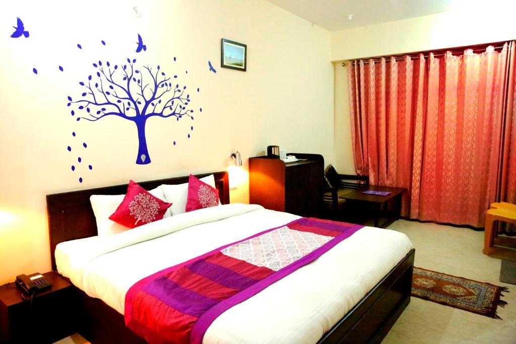 Postel nebo postele na pokoji v ubytování Hotel Avlokan - Near Kainchi Dham Mandir