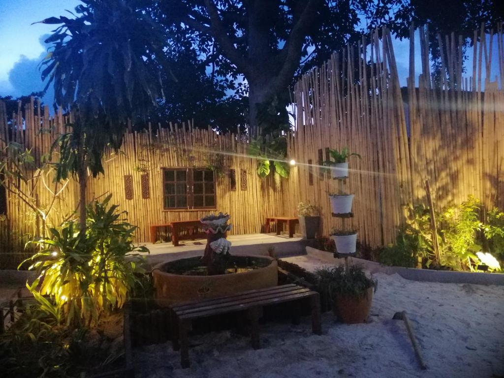 Zahrada ubytování Phi Phi Long Beach Bungalow ( Had Yao)