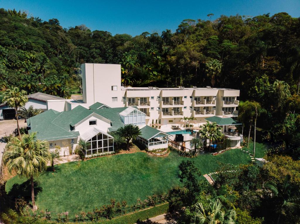 eine Luftansicht eines großen weißen Gebäudes in der Unterkunft Villa do Vale Boutique Hotel in Blumenau