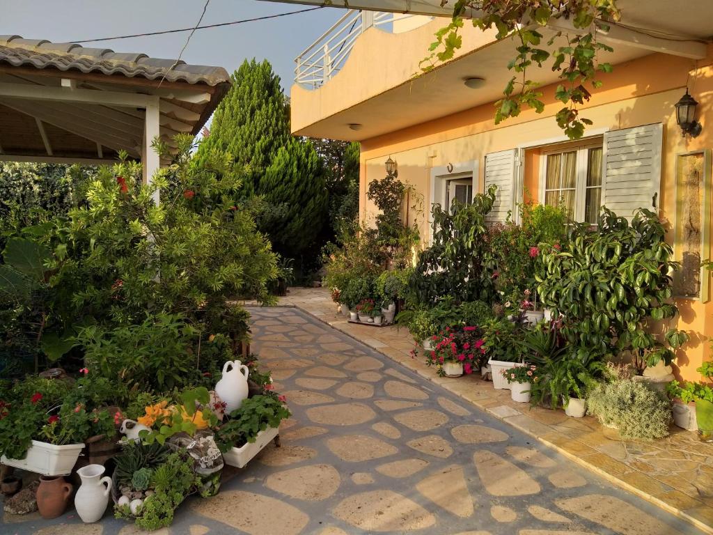 una casa con un mucchio di piante e fiori di Guesthouse Villa Joanna&Mattheo a Sarandë