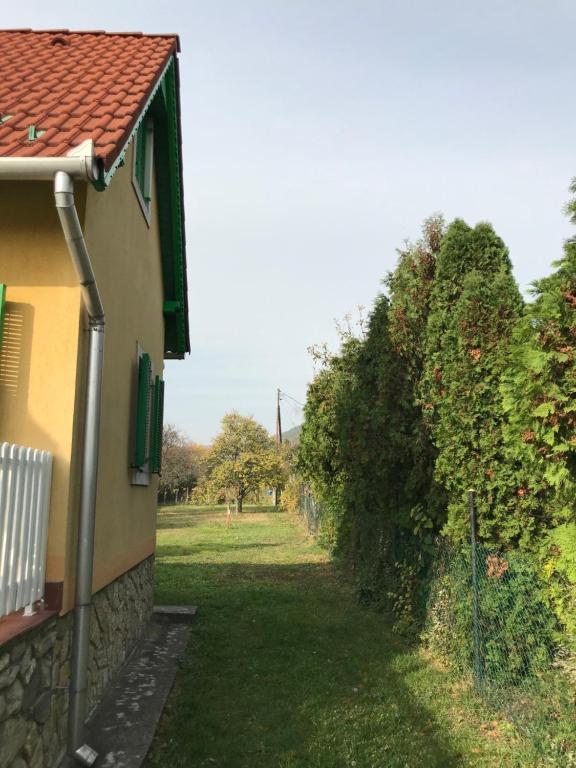 Vonkajšia záhrada v ubytovaní Arácsi házikó