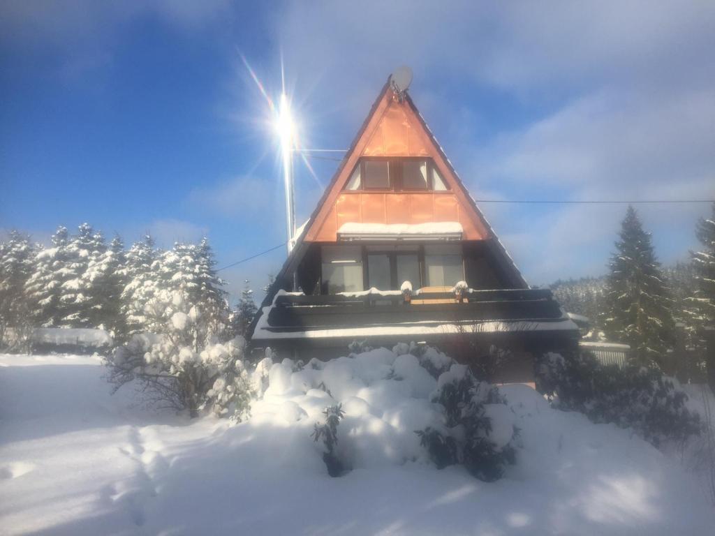 ein Haus mit einem Strohdach im Schnee in der Unterkunft Haus Fichtelgebirge in Nagel
