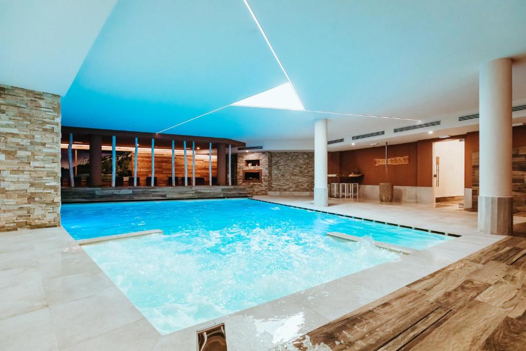 Bazén v ubytování Gaia Residence Hotel nebo v jeho okolí