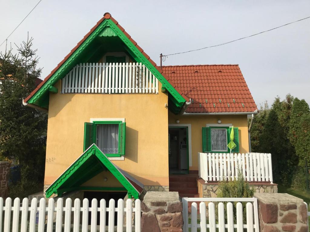 バラトンフレドにあるArácsi házikóの白い柵の家