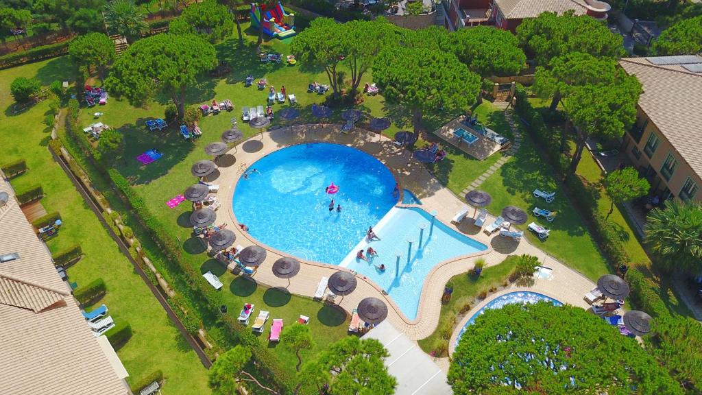 an overhead view of a swimming pool in a resort at Quinta Pedra Dos Bicos in Albufeira
