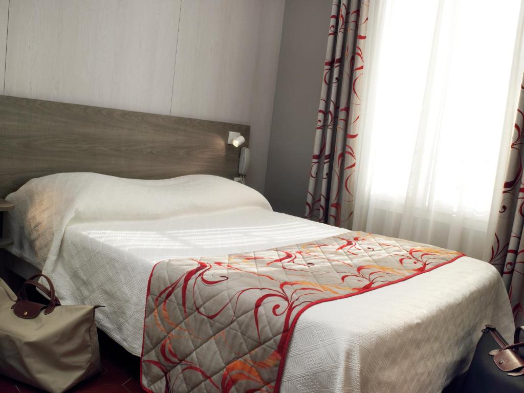Postel nebo postele na pokoji v ubytování Brit Hotel Confort Le Revest Sainte-Maxime