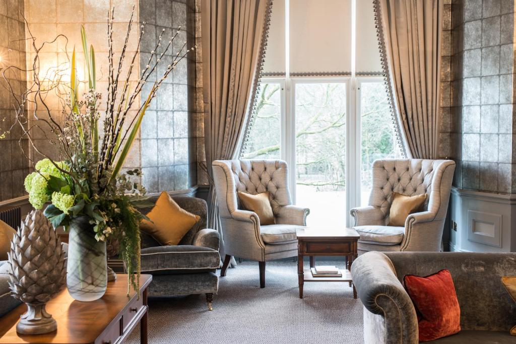 uma sala de estar com duas cadeiras e um sofá em Forest Side Hotel em Grasmere