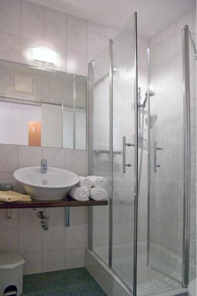 A bathroom at Bed & Rooms, Wörgl